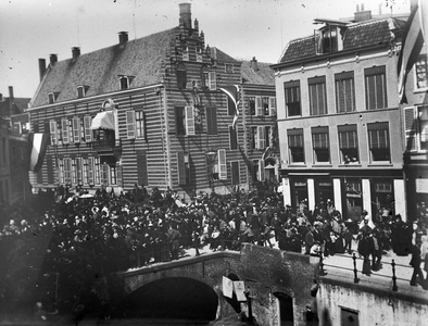 60695 Afbeelding van de drukte op de Pausdam te Utrecht tijdens, vermoedelijk, de maskerade optocht gehouden ter ...